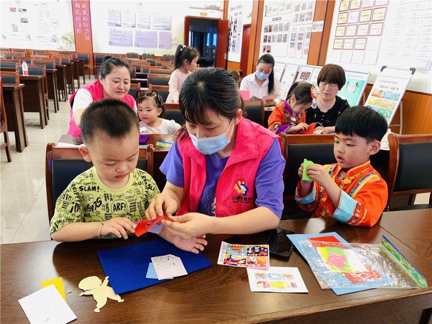 40岁女人会穿才优雅!经典款、剪裁合身、配饰点缀,太显气质